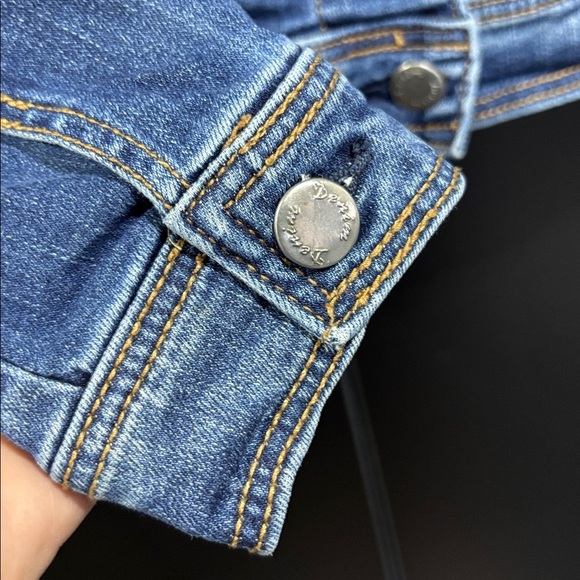 Comfort Denim Jean jacket,hip pockets, silver buttons, faux chest pockets - Picture 3 of 7